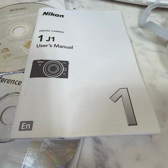 Nikon 1 J1 10.1MP Digital Mirrorless Camera White Kit VR 10-30mm Lens Lot - Picture 12 of 13